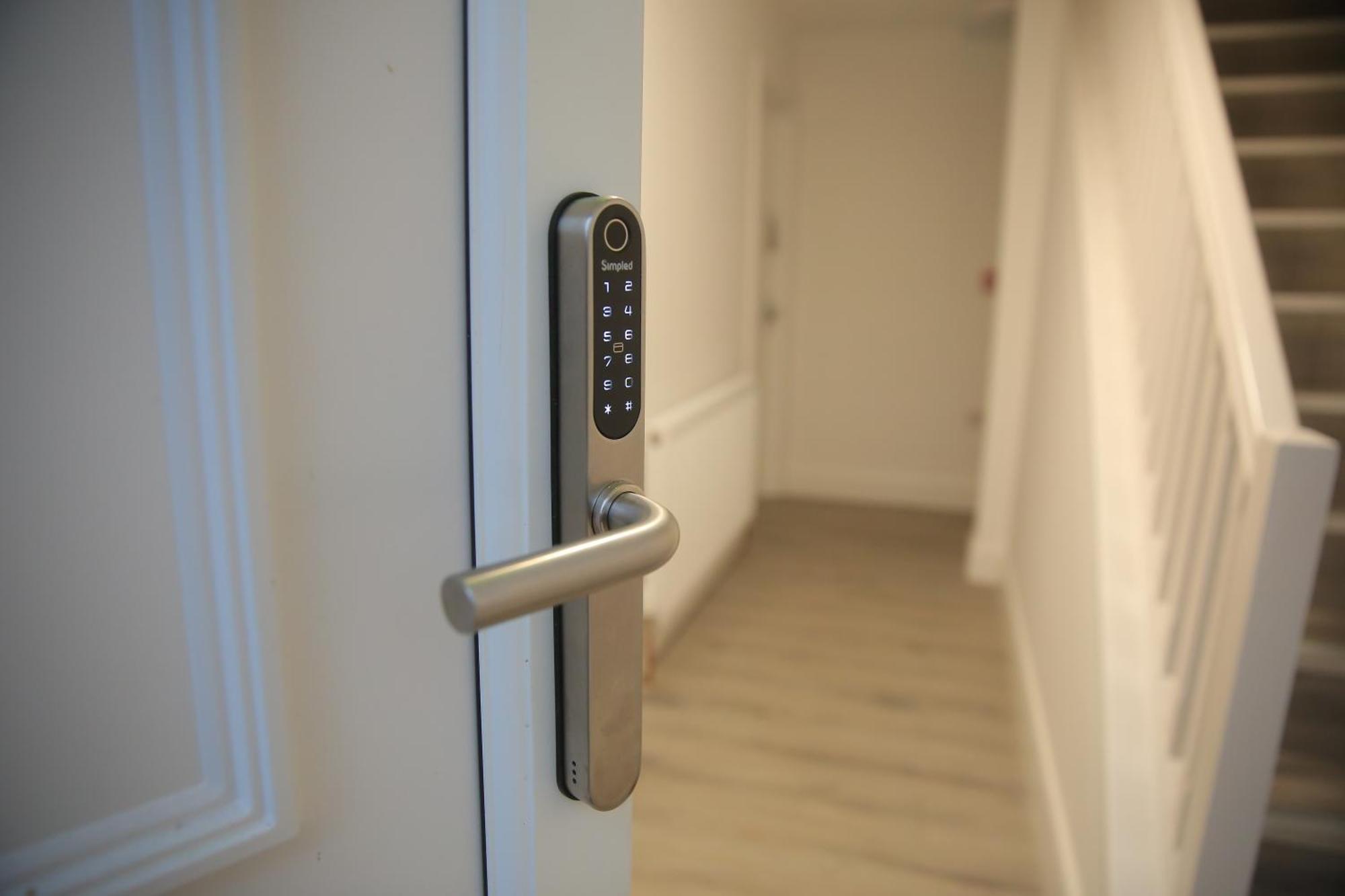 Private Ensuite 4 Min Drive To Airport Homestay *