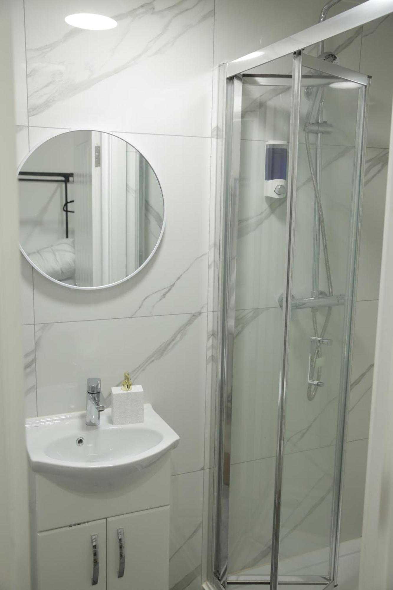 Private Ensuite 4 Min Drive To Airport Homestay *