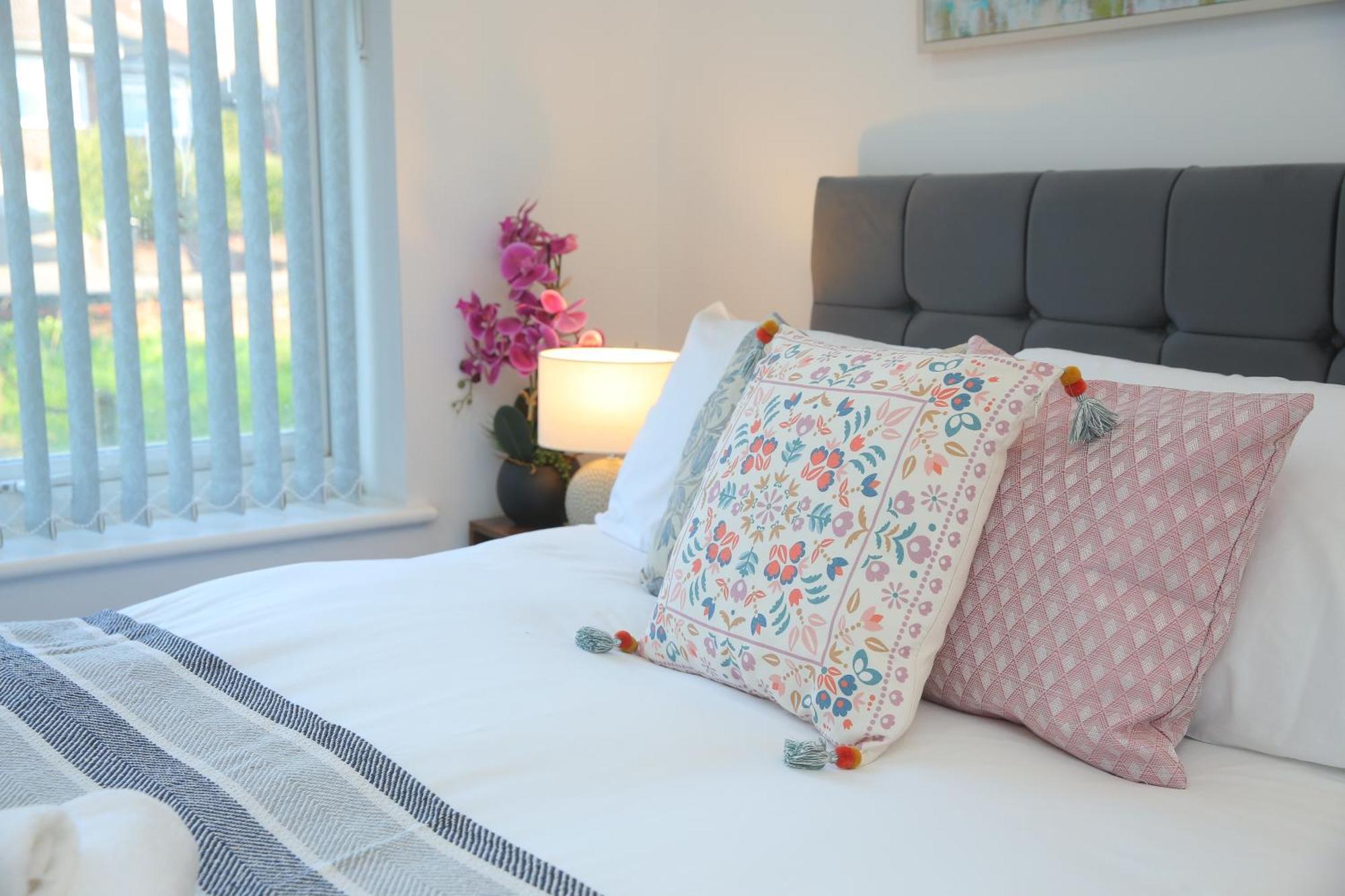 Private Ensuite 4 Min Drive To Airport Homestay