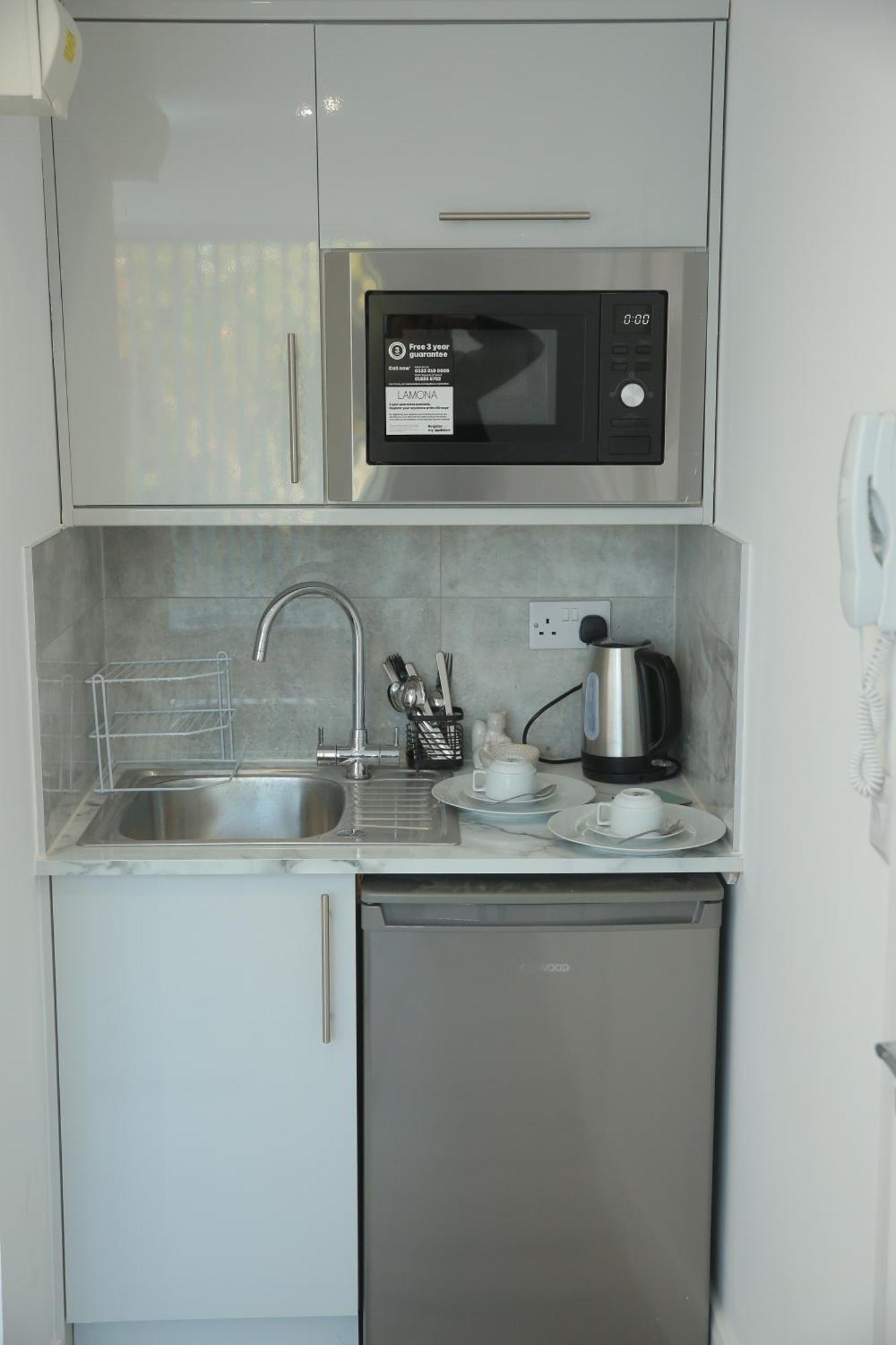 Private Ensuite 4 Min Drive To Airport Homestay *